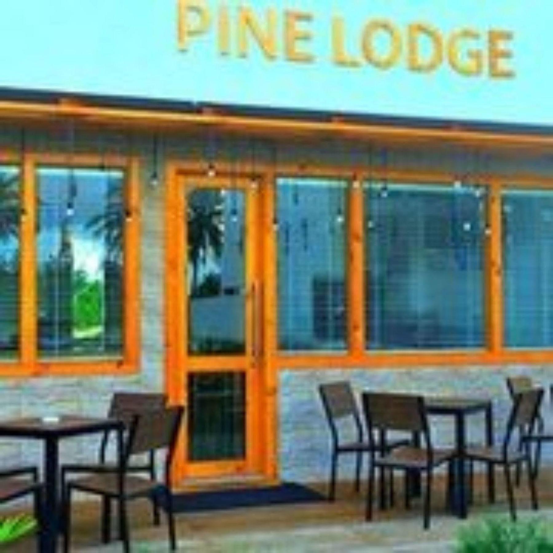 Pine Lodge Malé Esterno foto