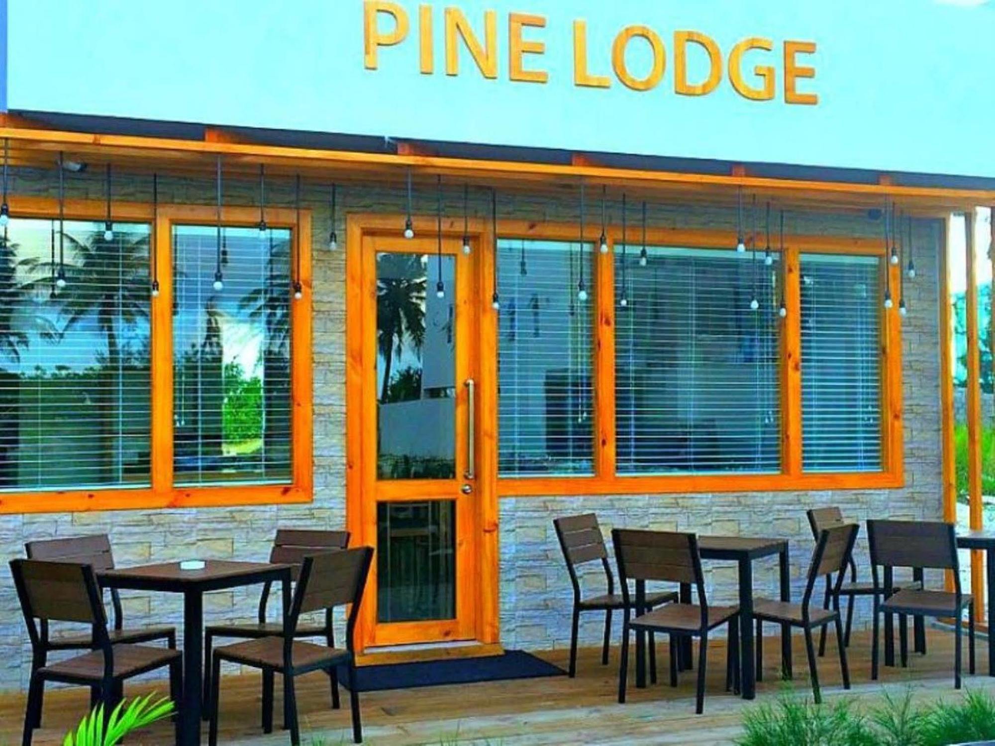 Pine Lodge Malé Esterno foto