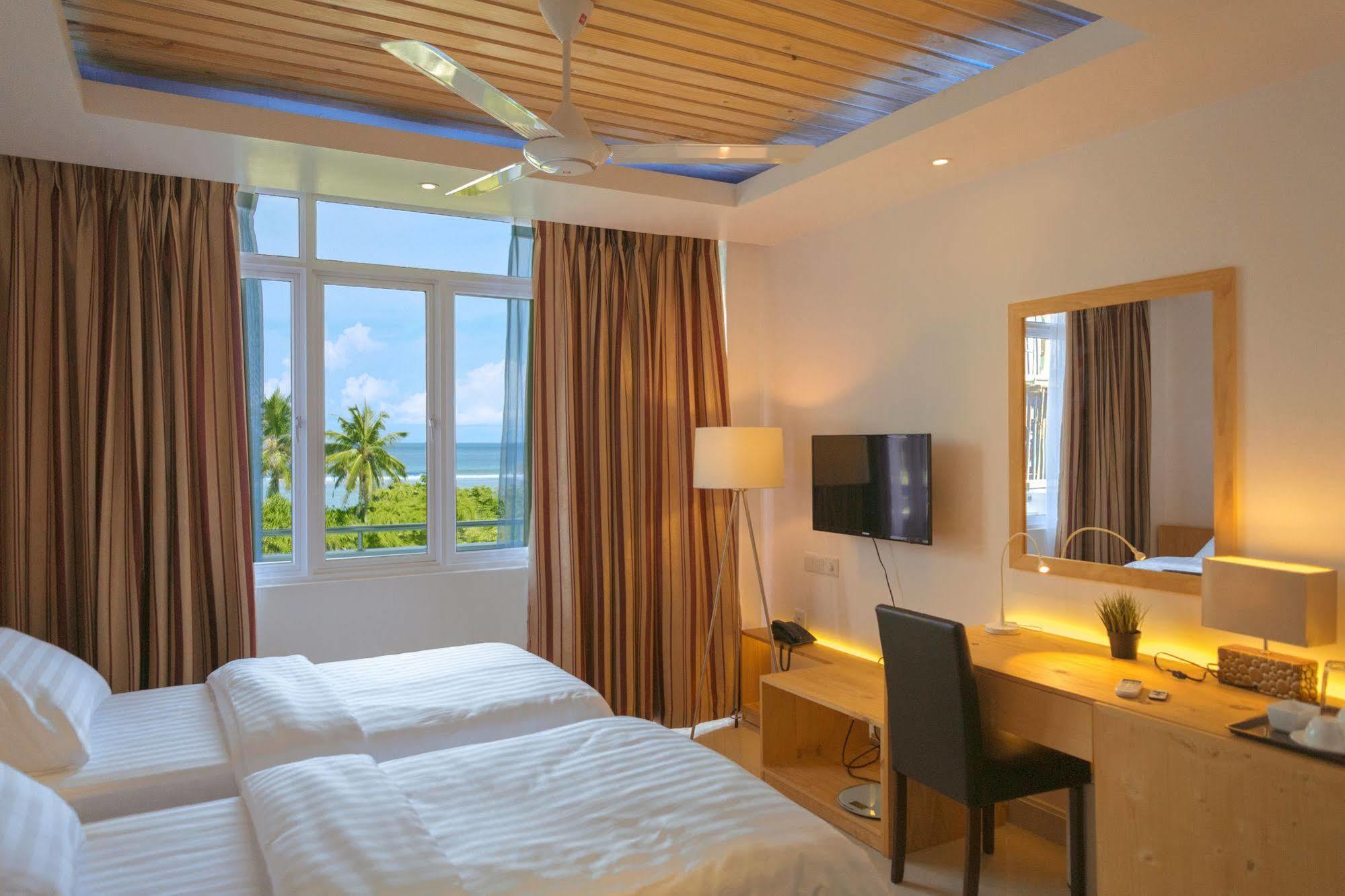 Pine Lodge Malé Esterno foto