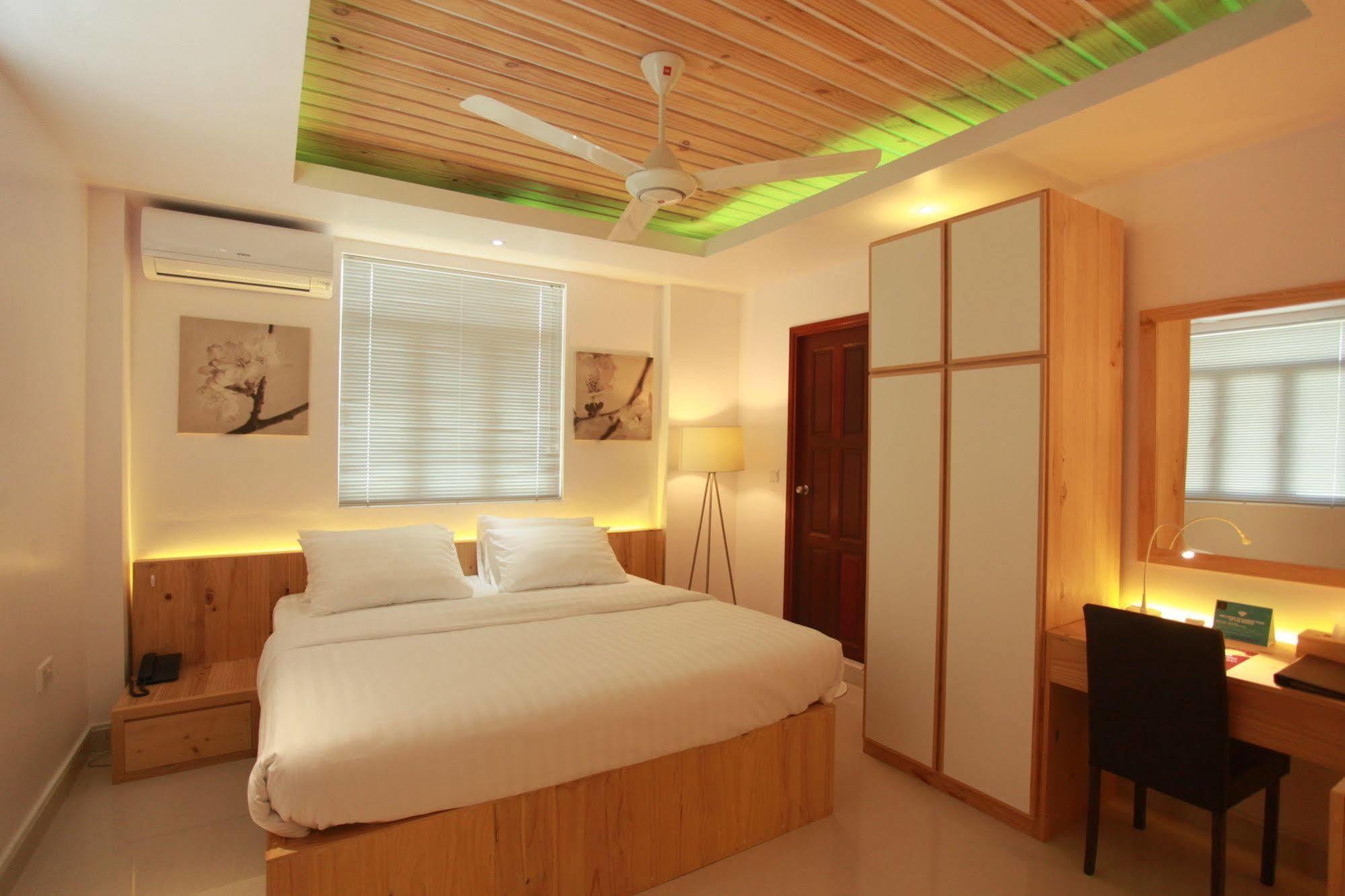 Pine Lodge Malé Esterno foto