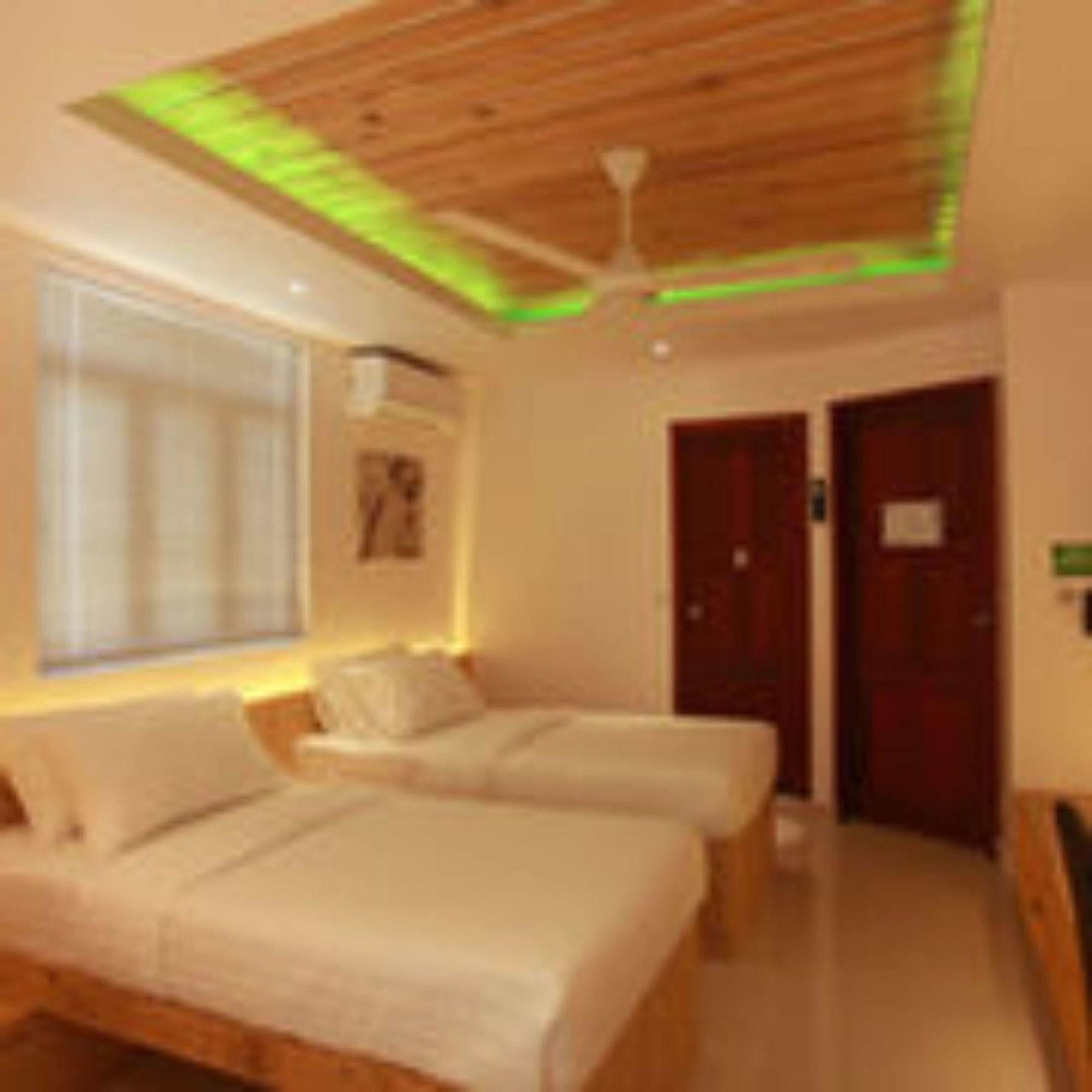 Pine Lodge Malé Esterno foto